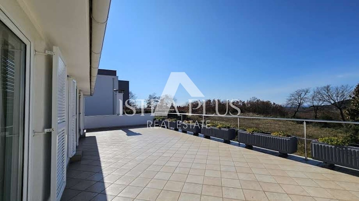 Casa ai margini del villaggio con vista sul mare - intorno a Parenzo