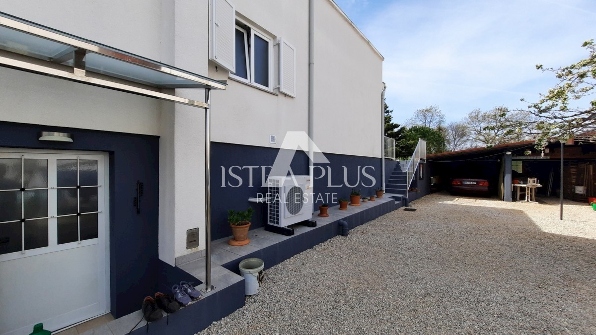 Casa ai margini del villaggio con vista sul mare - intorno a Parenzo