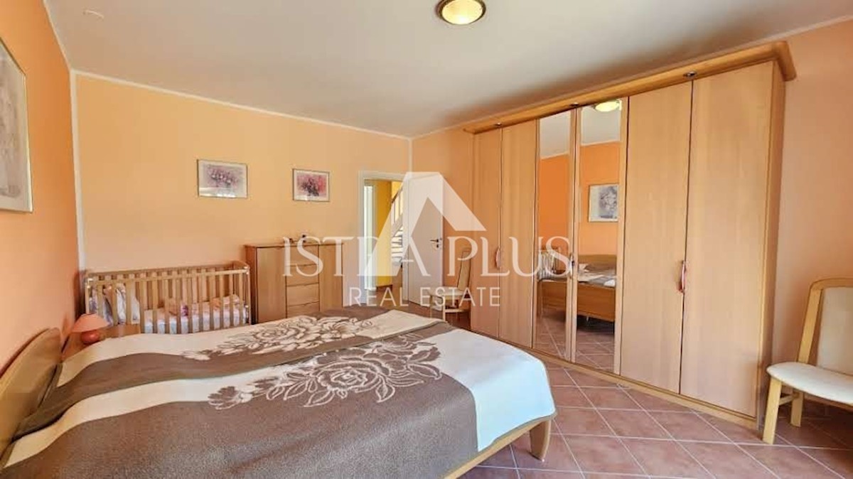 Casa ai margini del villaggio con vista sul mare - intorno a Parenzo
