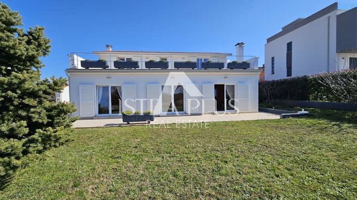 Casa ai margini del villaggio con vista sul mare - intorno a Parenzo