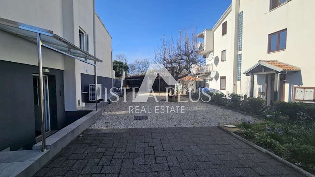 Casa ai margini del villaggio con vista sul mare - intorno a Parenzo