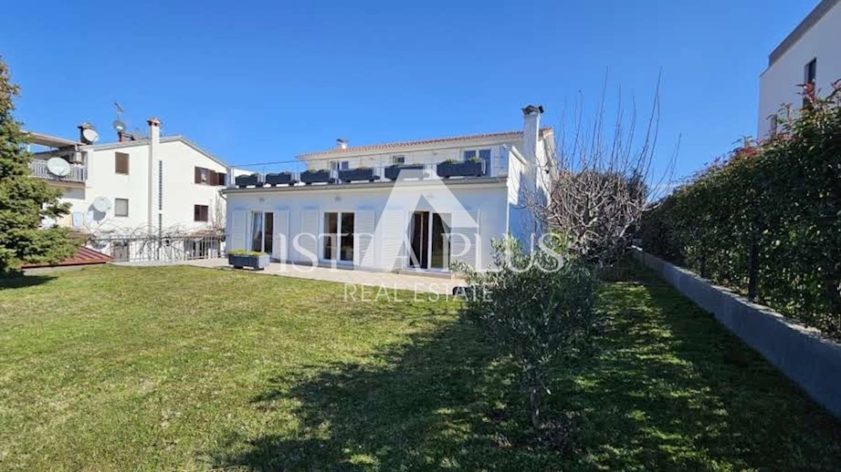 Casa ai margini del villaggio con vista sul mare - intorno a Parenzo