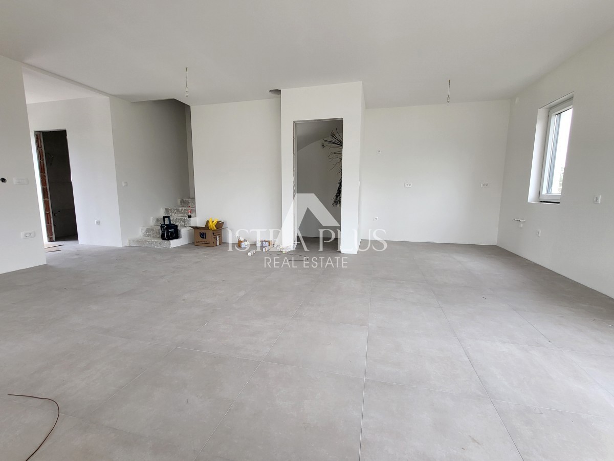 Casa bifamiliare con piscina - vicino a Parenzo