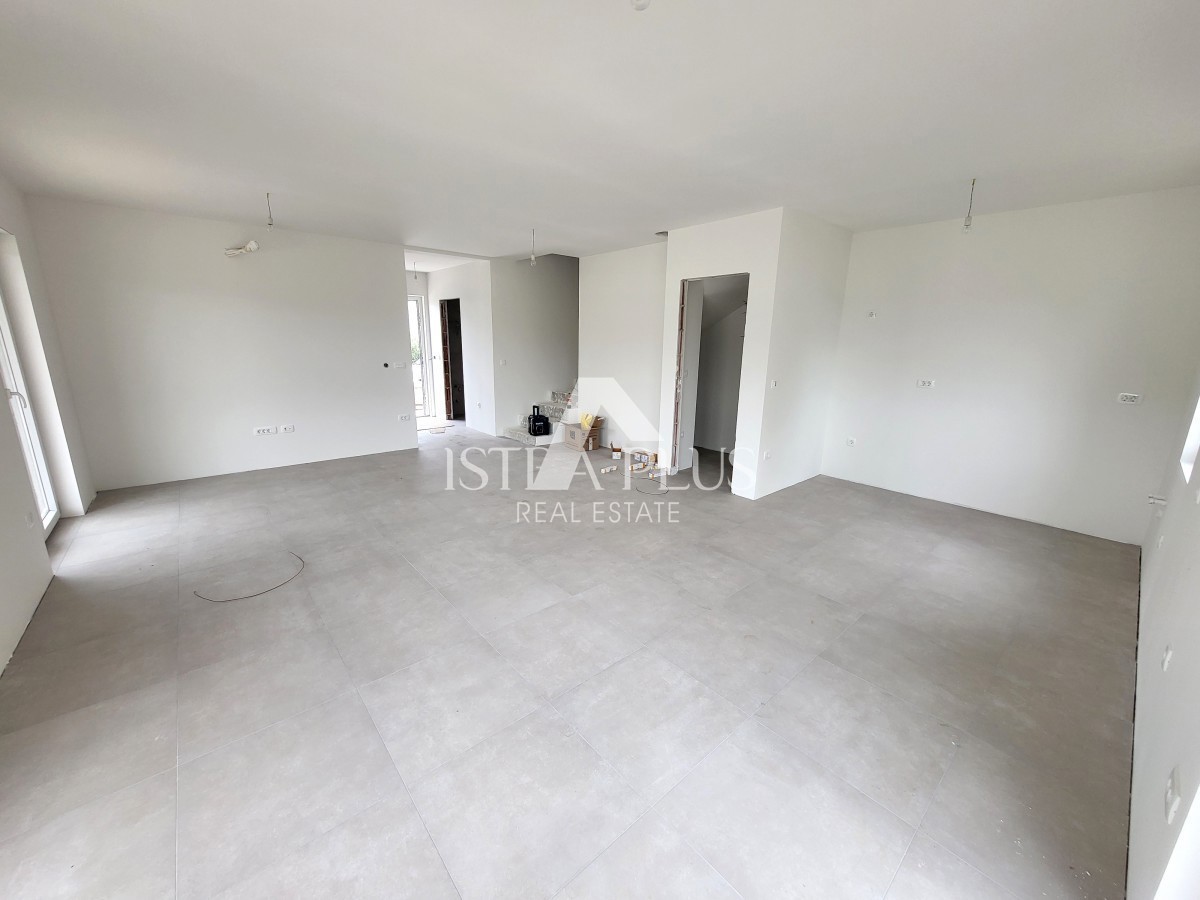 Casa bifamiliare con piscina - vicino a Parenzo