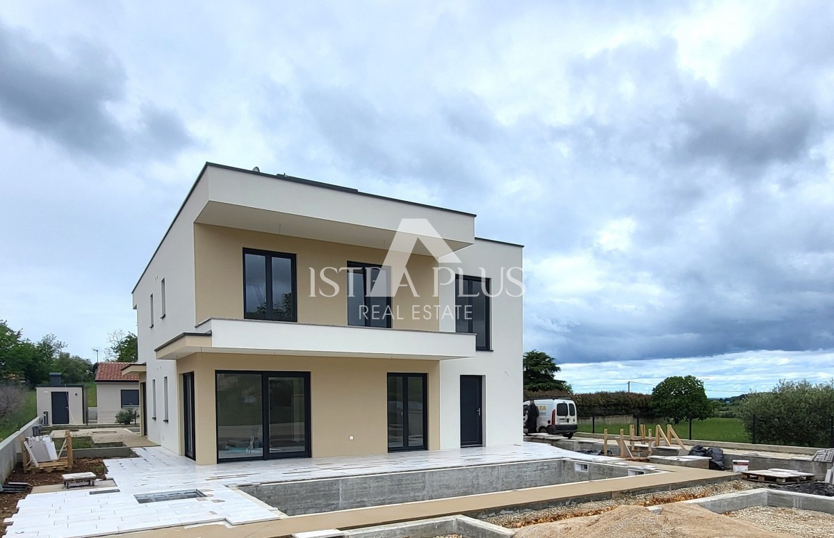 Casa bifamiliare con piscina - vicino a Parenzo