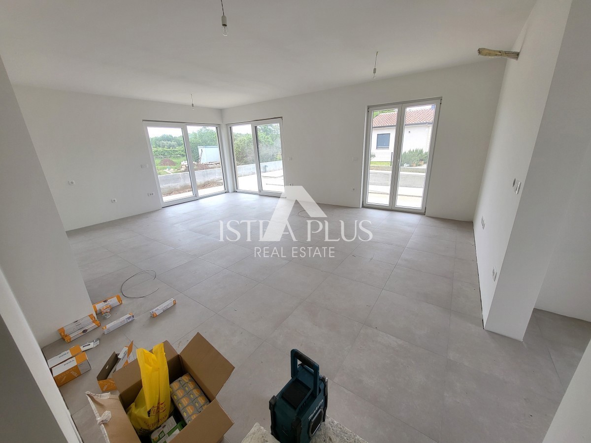 Casa bifamiliare con piscina - vicino a Parenzo