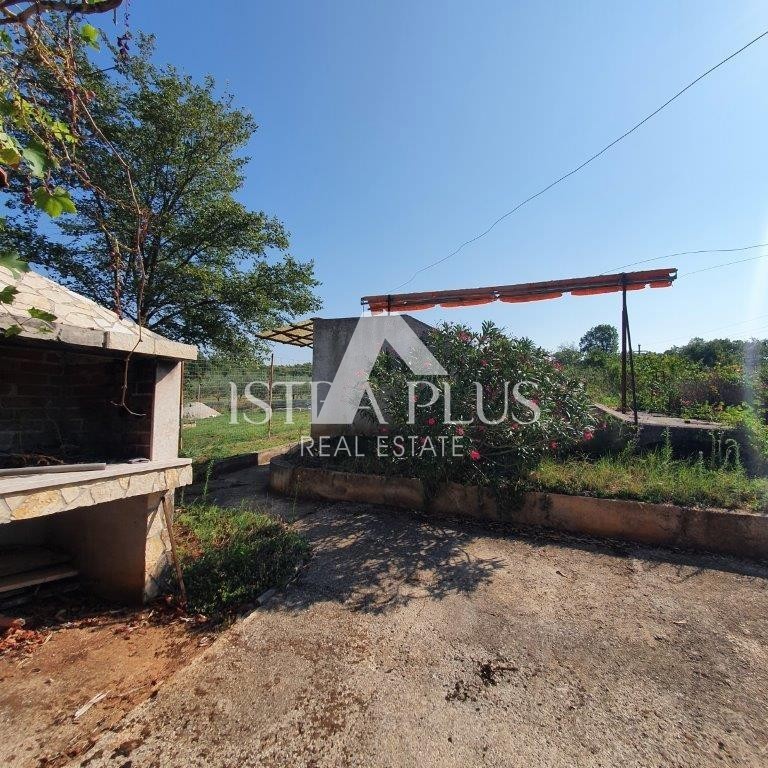 Istria, Parenzo 2 km - Terreno edificabile per il fine settimana con un bellissimo frutteto e una costruzione legalizzata!!