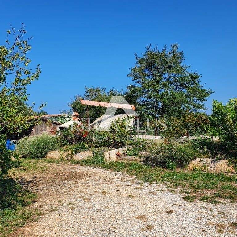 Istria, Parenzo 2 km - Terreno edificabile per il fine settimana con un bellissimo frutteto e una costruzione legalizzata!!