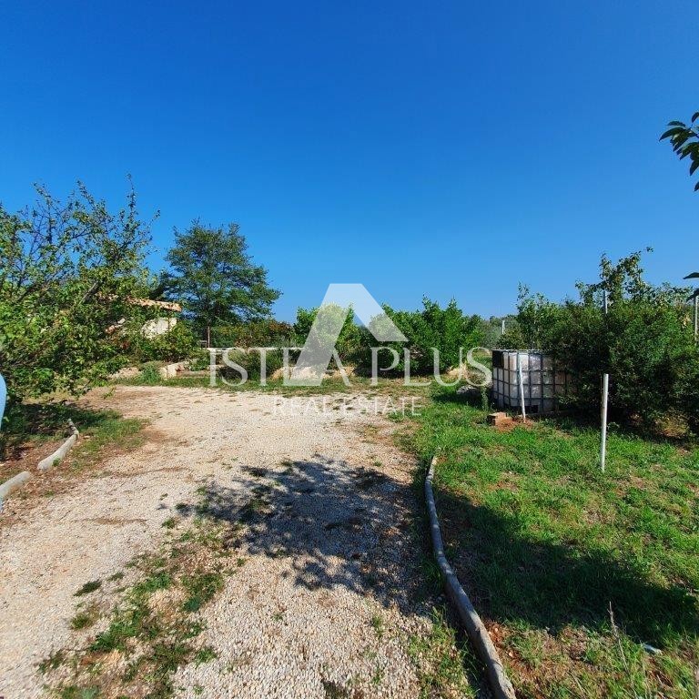 Istria, Parenzo 2 km - Terreno edificabile per il fine settimana con un bellissimo frutteto e una costruzione legalizzata!!