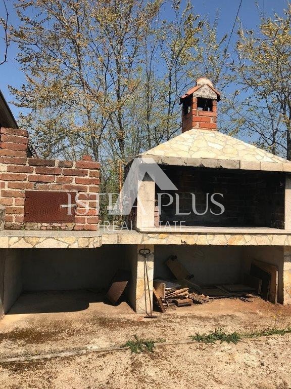 Istria, Parenzo 2 km - Terreno edificabile per il fine settimana con un bellissimo frutteto e una costruzione legalizzata!!