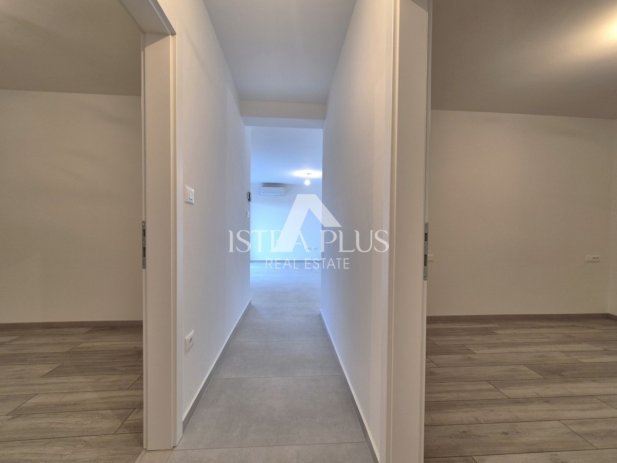 Istria, zona Parenzo a 1500 m dal mare - Appartamento in un nuovo edificio con ascensore al 1° piano con due camere da letto
