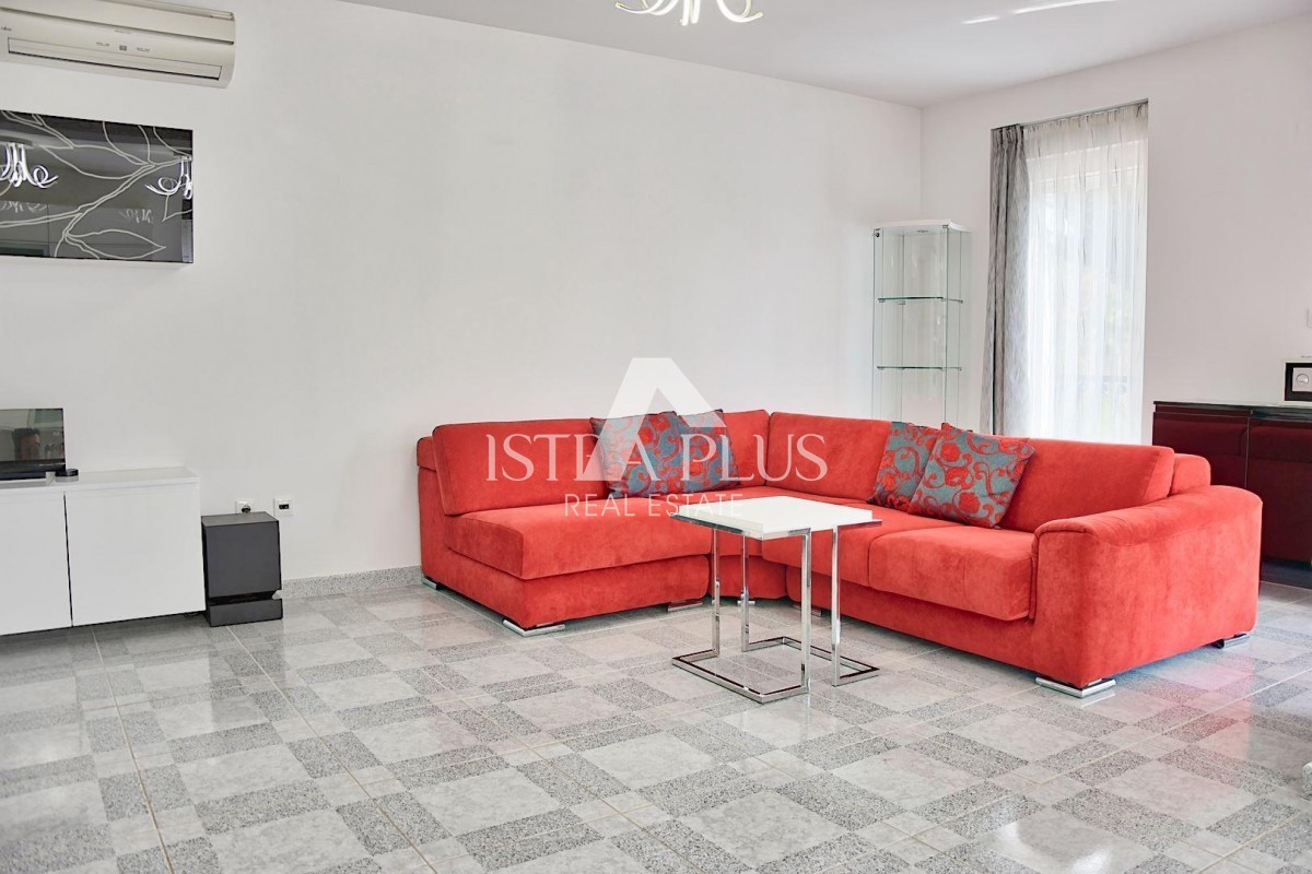 Parenzo, appartamento in ottima posizione a 300 m dal mare