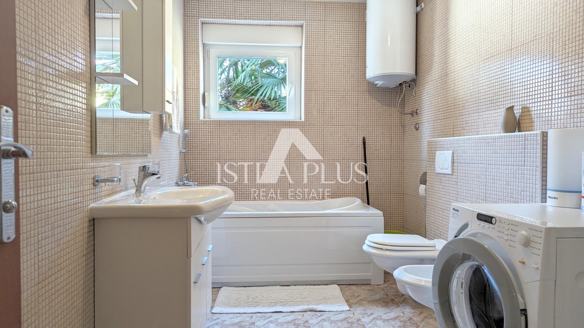 Parenzo, appartamento in ottima posizione a 300 m dal mare