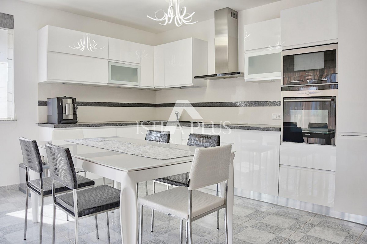 Parenzo, appartamento in ottima posizione a 300 m dal mare