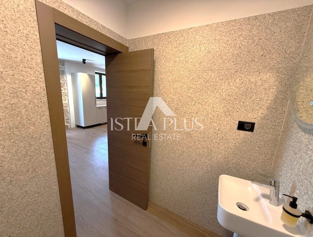 Istria, zona di Parenzo, casa in pietra ristrutturata con piscina - bellezza senza tempo e comfort moderno