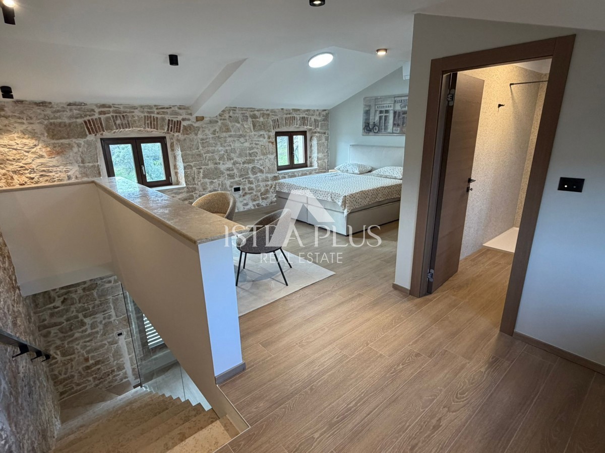 Istria, zona di Parenzo, casa in pietra ristrutturata con piscina - bellezza senza tempo e comfort moderno