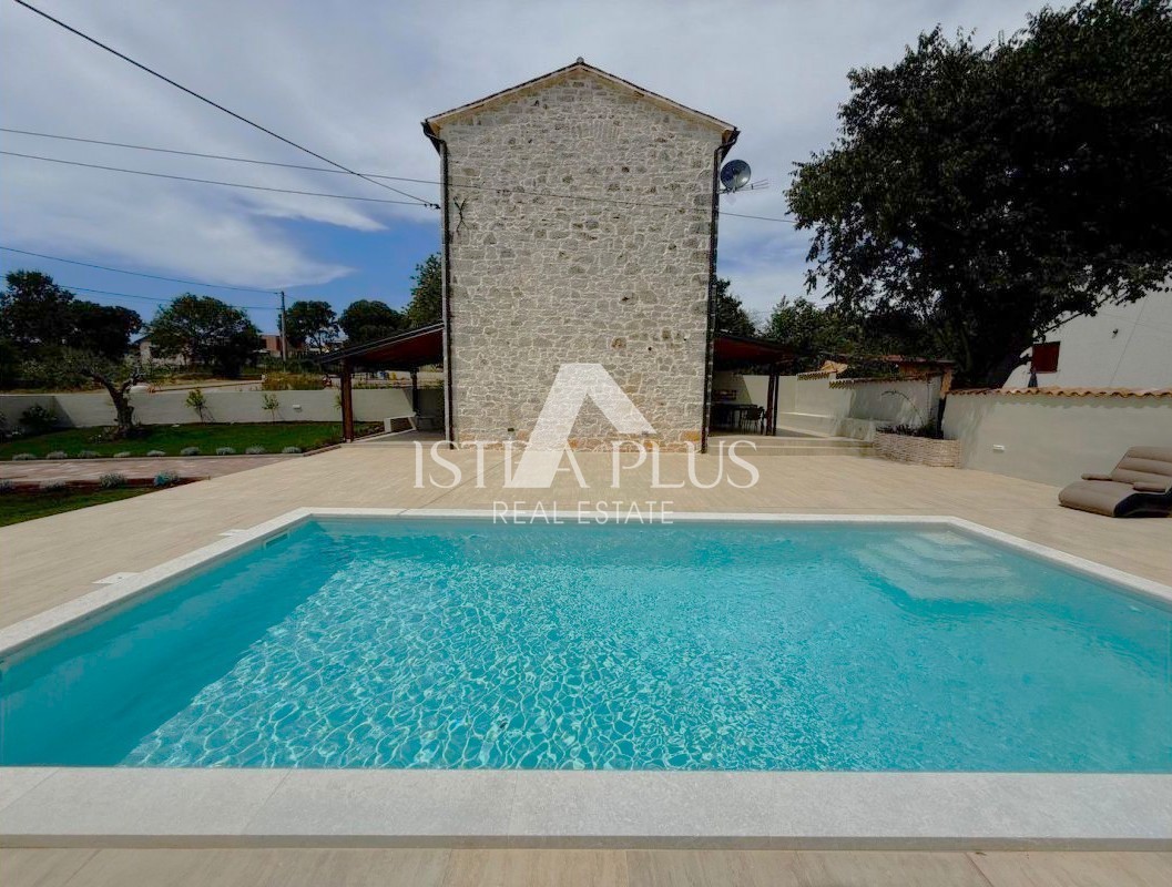 Istria, zona di Parenzo, casa in pietra ristrutturata con piscina - bellezza senza tempo e comfort moderno