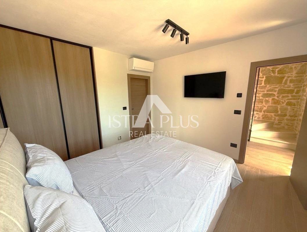 Istria, zona di Parenzo, casa in pietra ristrutturata con piscina - bellezza senza tempo e comfort moderno