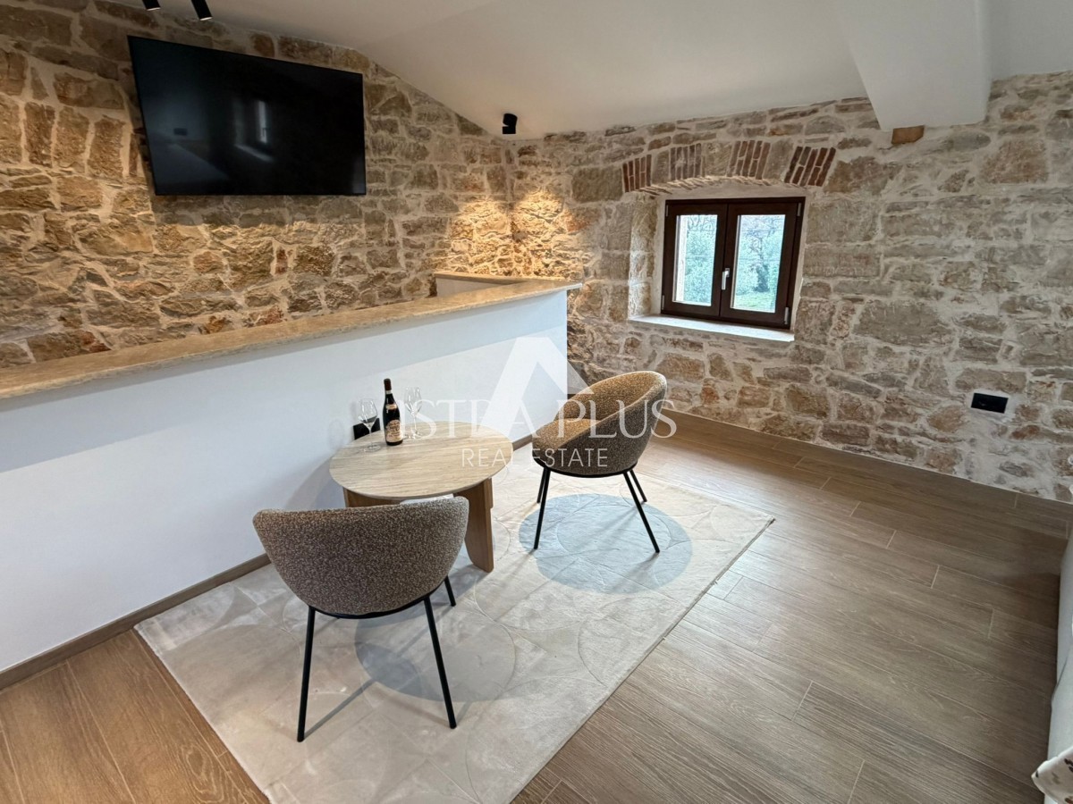Istria, zona di Parenzo, casa in pietra ristrutturata con piscina - bellezza senza tempo e comfort moderno