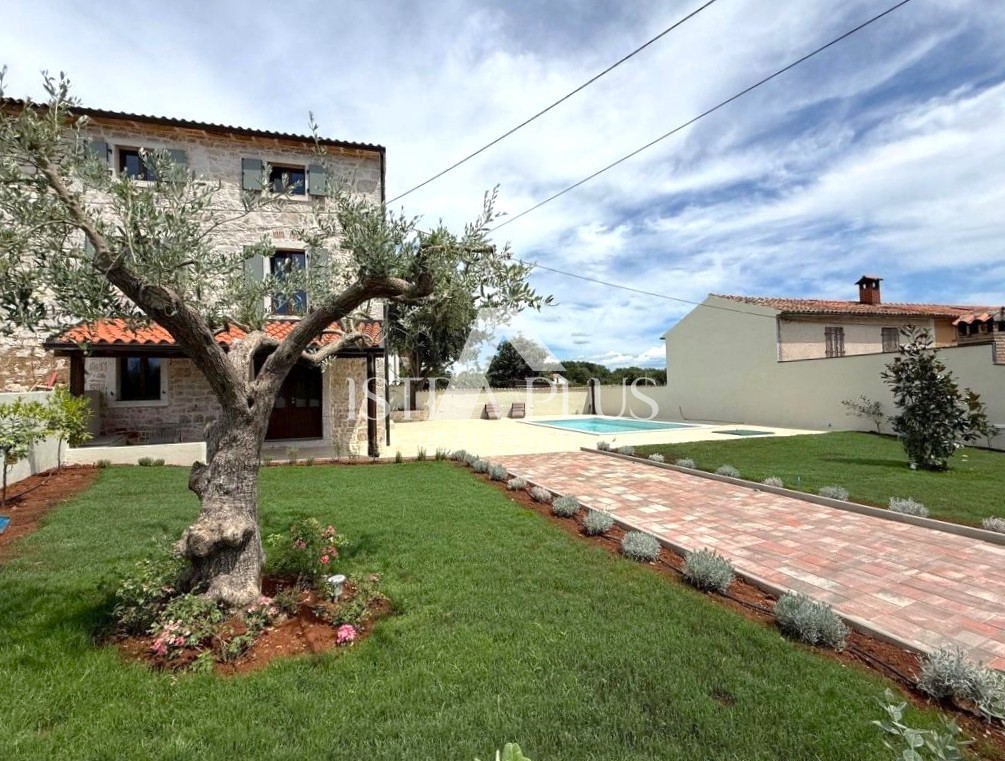 Istria, zona di Parenzo, casa in pietra ristrutturata con piscina - bellezza senza tempo e comfort moderno