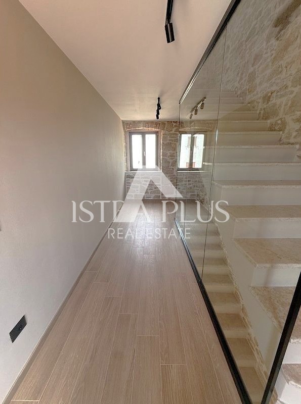 Istria, zona di Parenzo, casa in pietra ristrutturata con piscina - bellezza senza tempo e comfort moderno