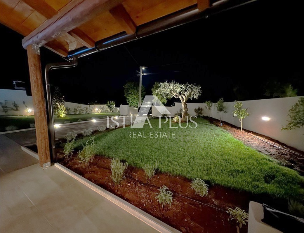 Istria, zona di Parenzo, casa in pietra ristrutturata con piscina - bellezza senza tempo e comfort moderno