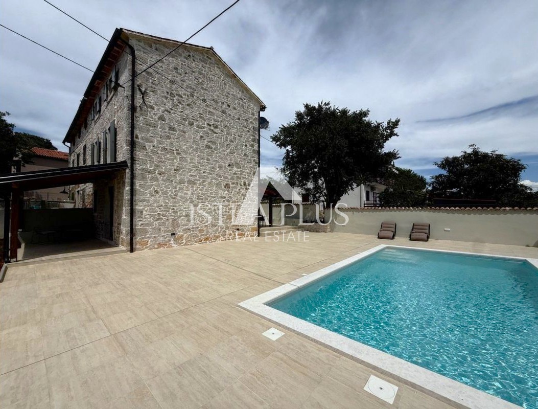 Istria, zona di Parenzo, casa in pietra ristrutturata con piscina - bellezza senza tempo e comfort moderno