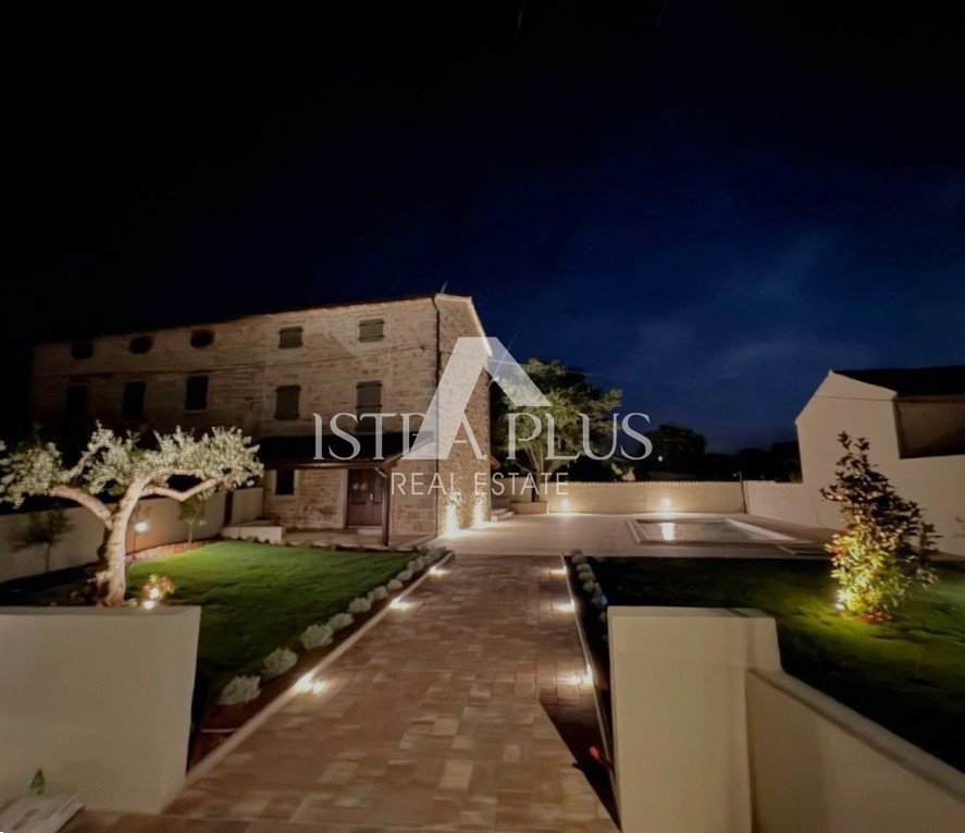 Istria, zona di Parenzo, casa in pietra ristrutturata con piscina - bellezza senza tempo e comfort moderno