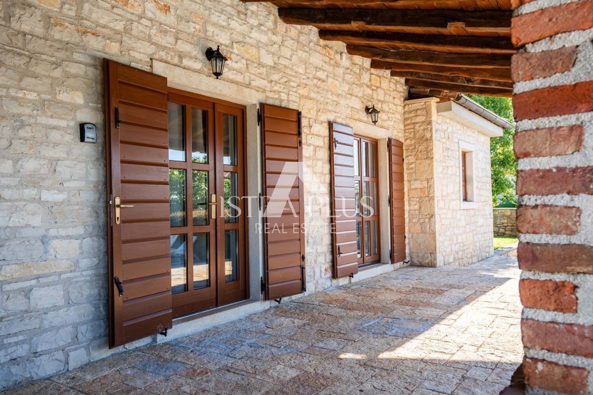 Istria, zona di Parenzo - spaziosa villa con piscina e vista panoramica