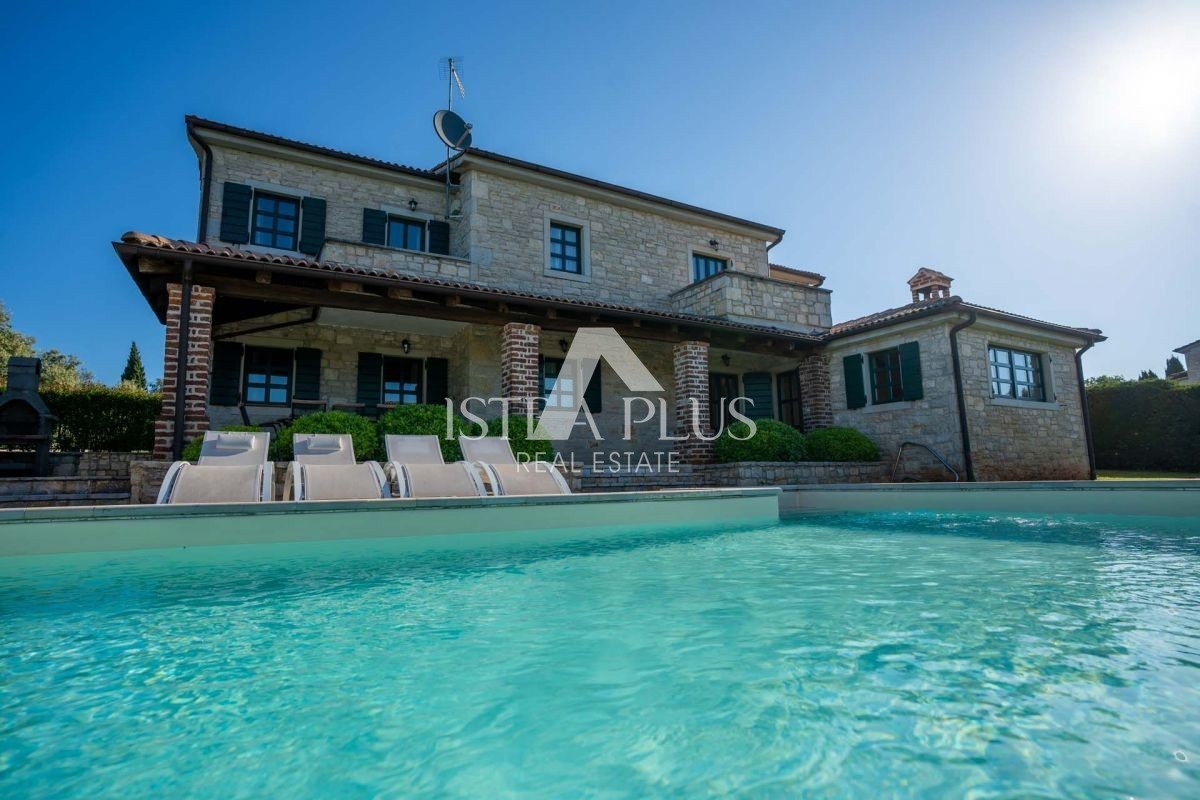 Istria, zona di Parenzo - spaziosa villa con piscina e vista panoramica