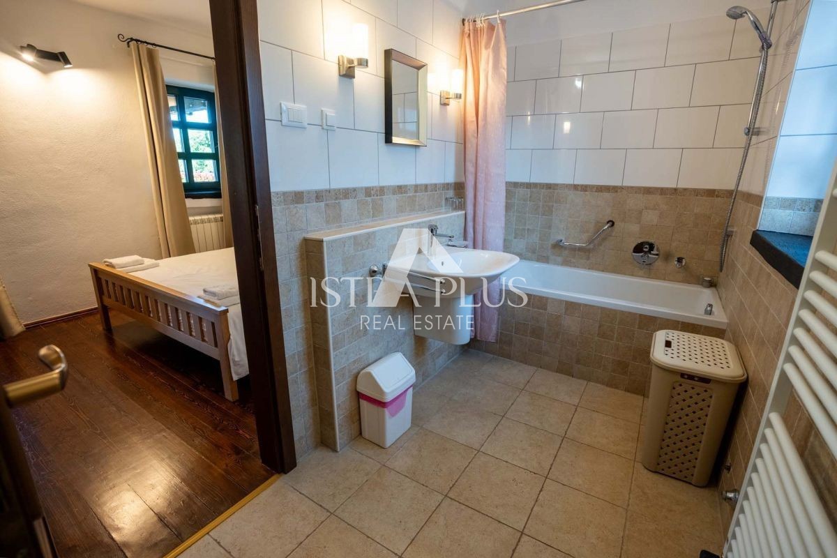 Istria, zona di Parenzo - spaziosa villa con piscina e vista panoramica