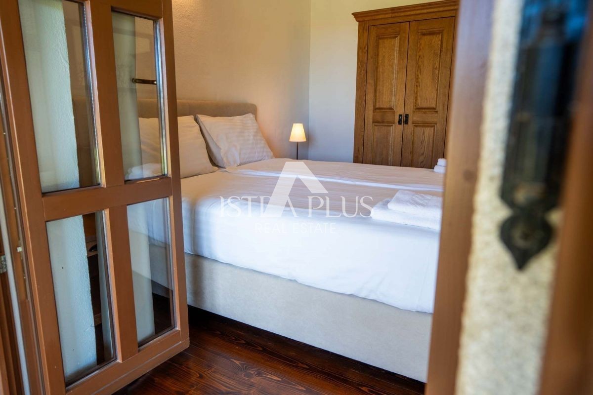 Istria, zona di Parenzo - spaziosa villa con piscina e vista panoramica