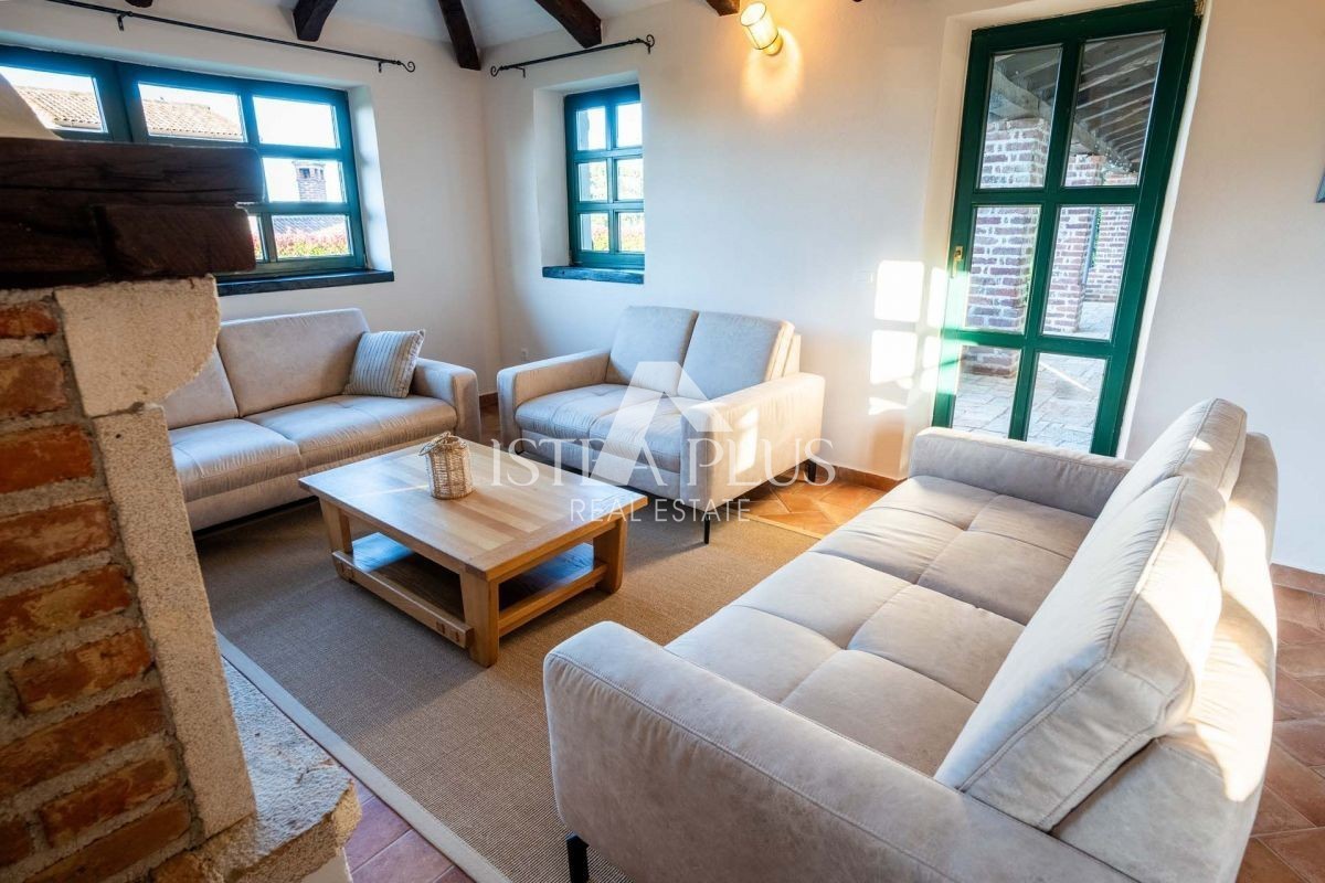 Istria, zona di Parenzo - spaziosa villa con piscina e vista panoramica