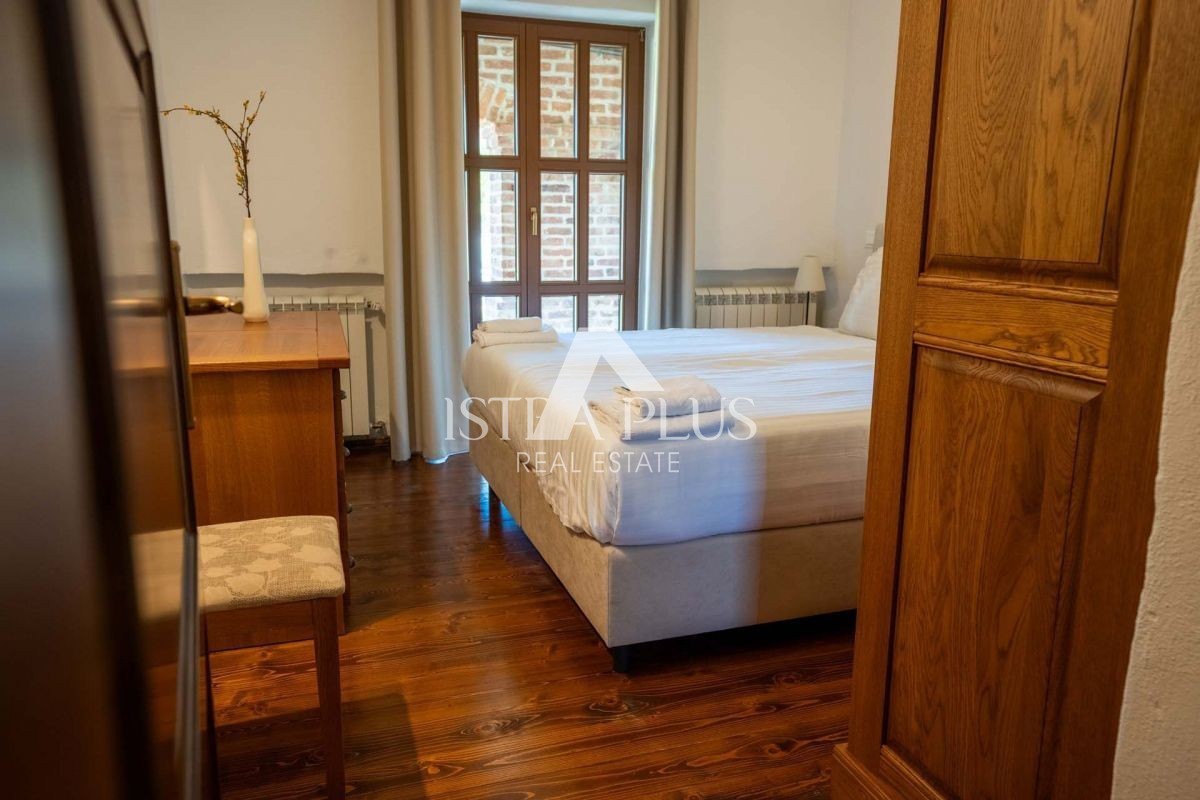 Istria, zona di Parenzo - spaziosa villa con piscina e vista panoramica