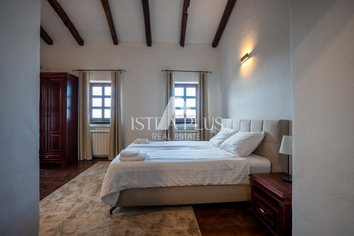 Istria, zona di Parenzo - spaziosa villa con piscina e vista panoramica