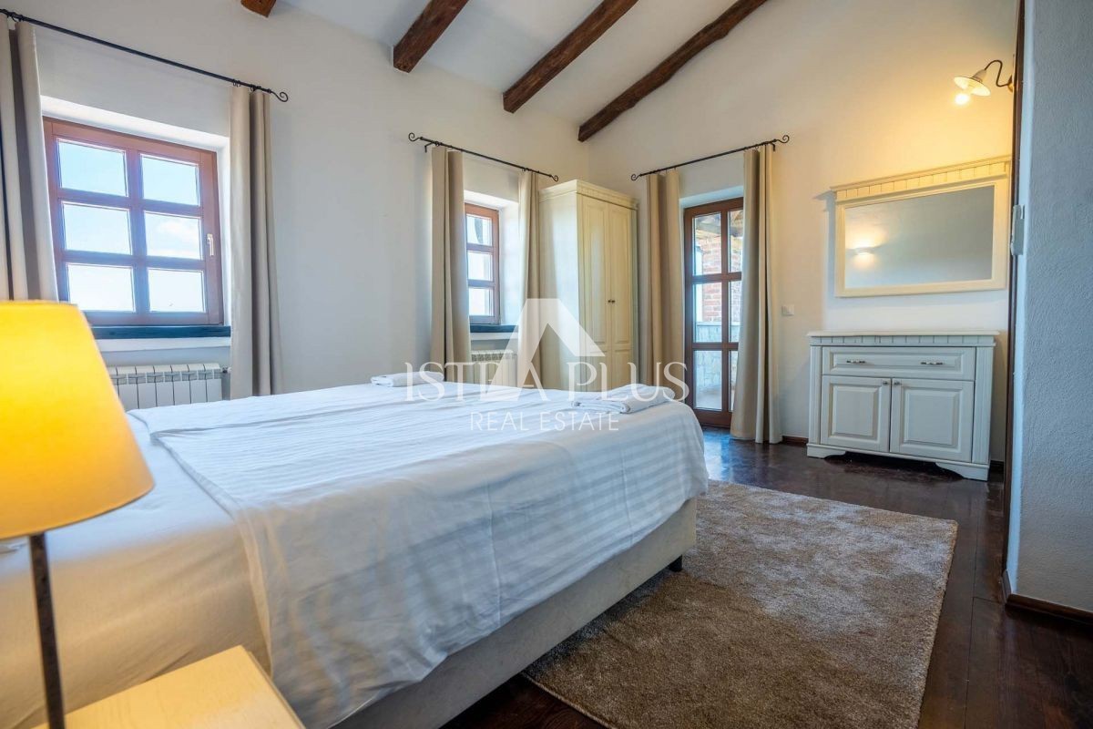 Istria, zona di Parenzo - spaziosa villa con piscina e vista panoramica