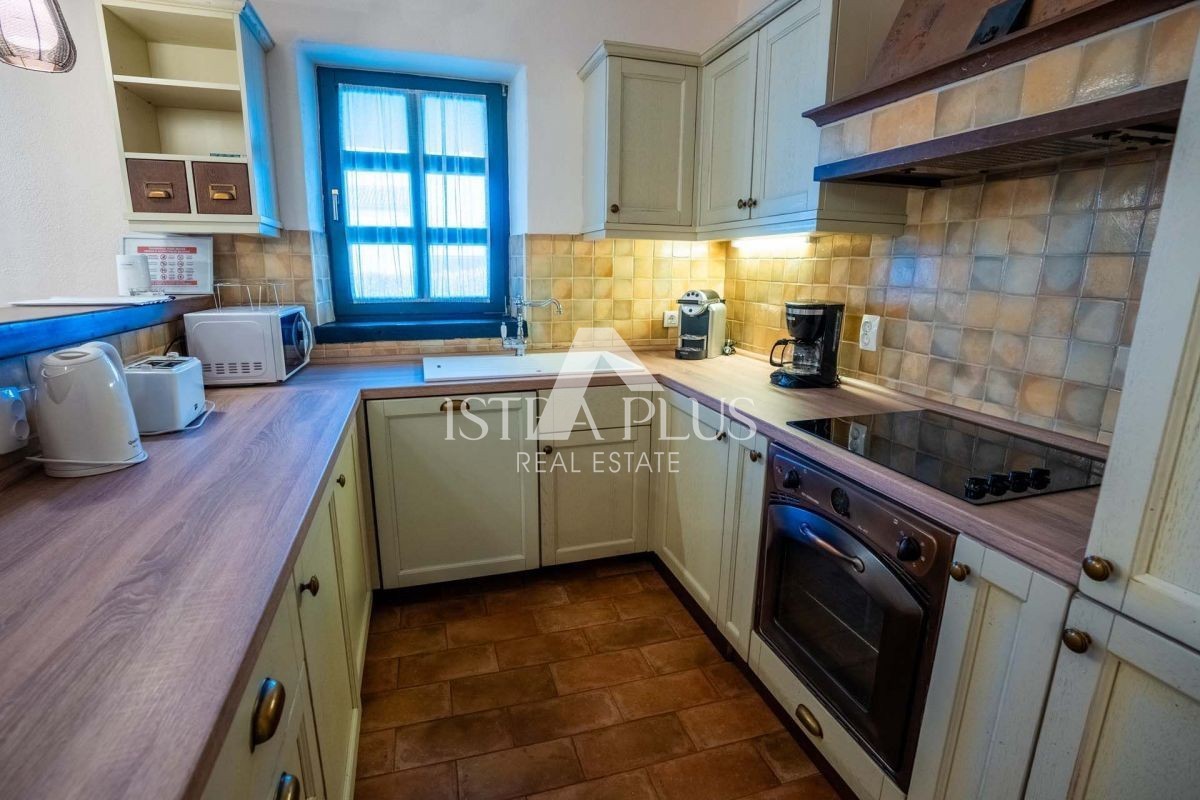 Istria, zona di Parenzo - spaziosa villa con piscina e vista panoramica