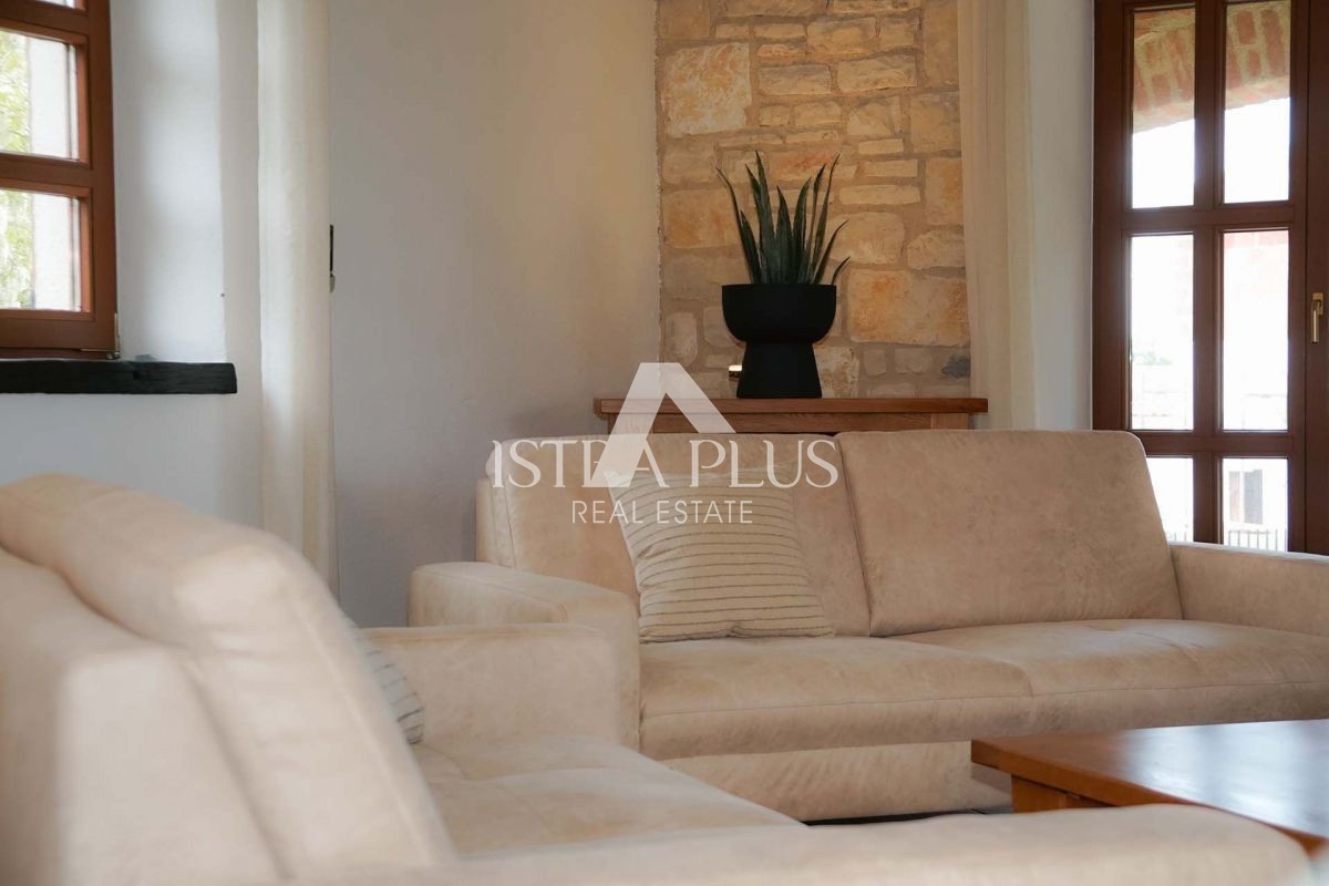 Istria, zona di Parenzo - spaziosa villa con piscina e vista panoramica