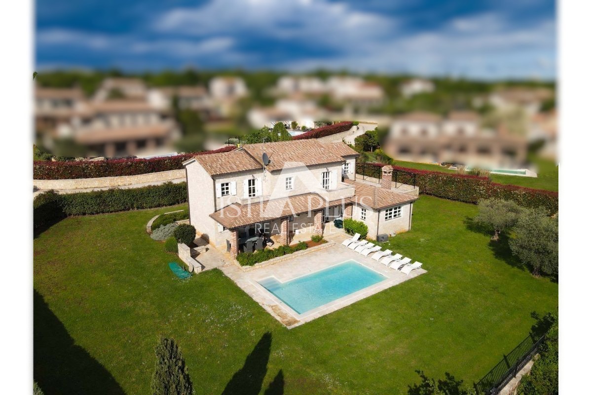 Istria, zona di Parenzo - spaziosa villa con piscina e vista panoramica