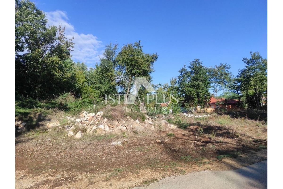 Terreno edificabile con permesso di costruire per una casa a un piano