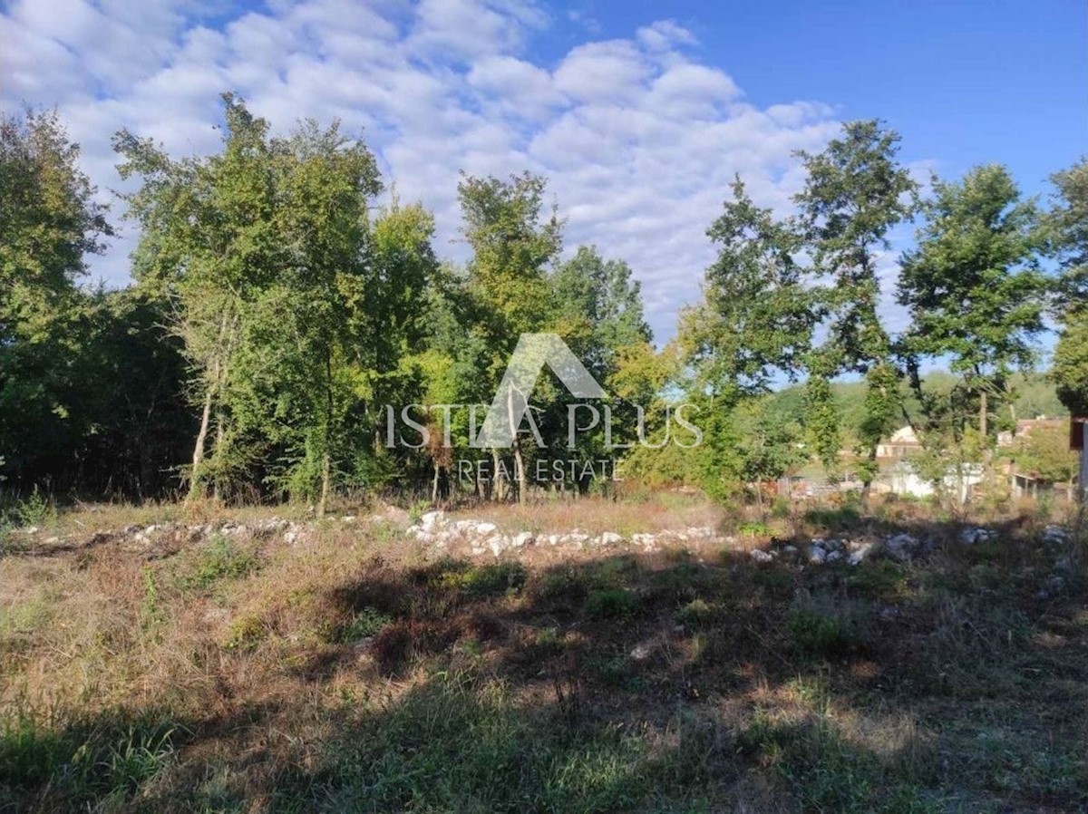 Terreno edificabile con permesso di costruire per una casa a un piano