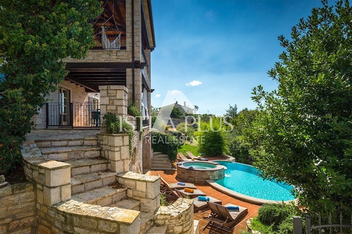 Una villa in pietra unica con vista sul mare