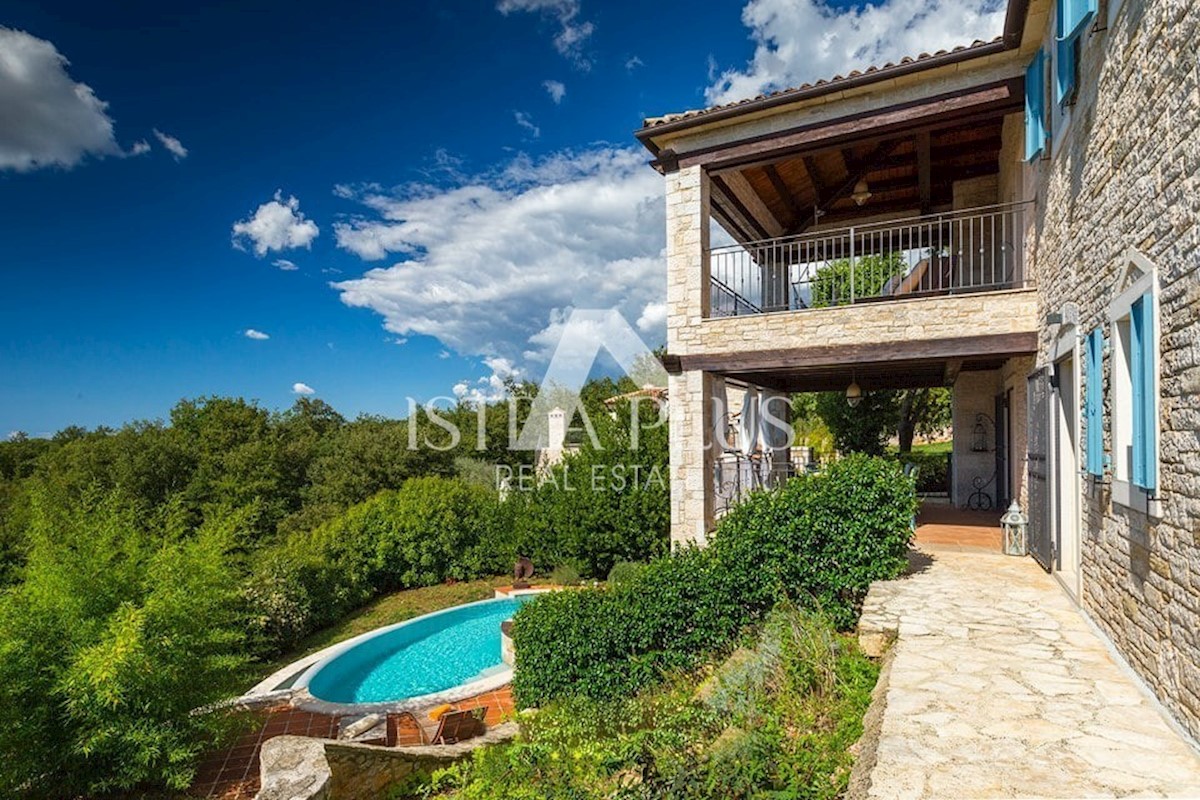 Una villa in pietra unica con vista sul mare