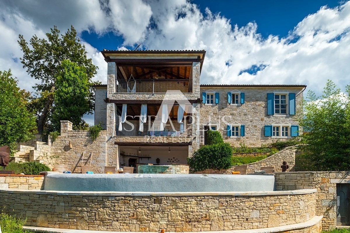 Una villa in pietra unica con vista sul mare