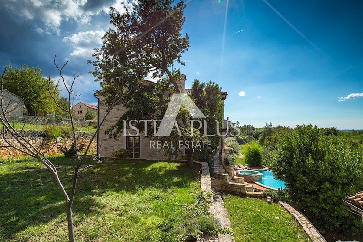 Una villa in pietra unica con vista sul mare