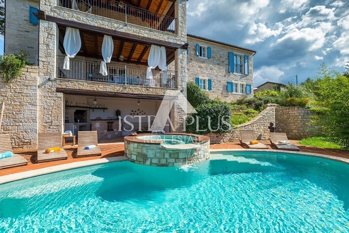 Una villa in pietra unica con vista sul mare