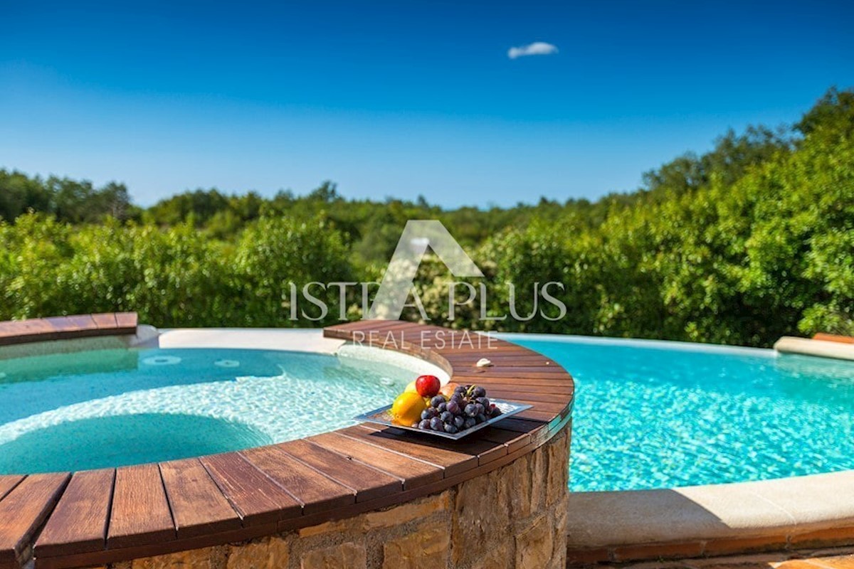 Una villa in pietra unica con vista sul mare