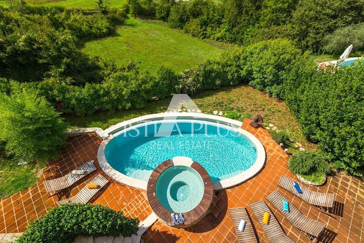 Una villa in pietra unica con vista sul mare