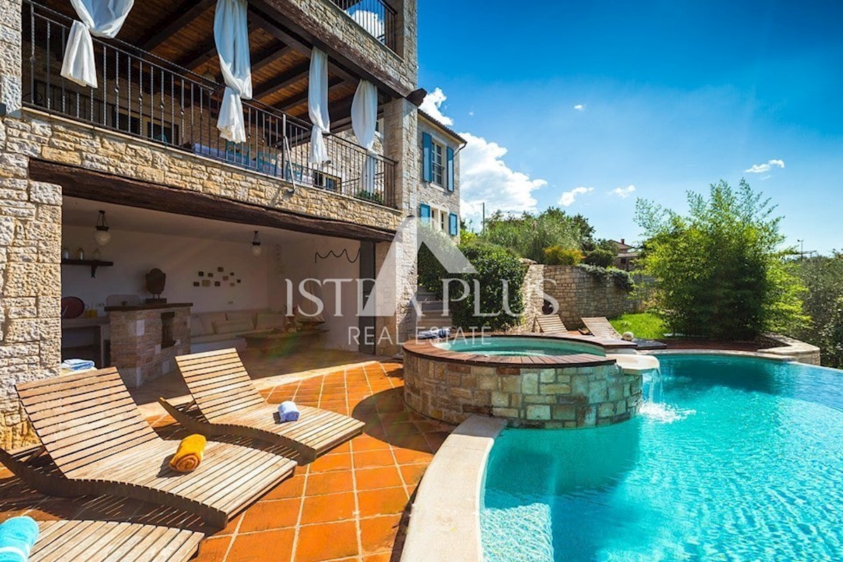 Una villa in pietra unica con vista sul mare