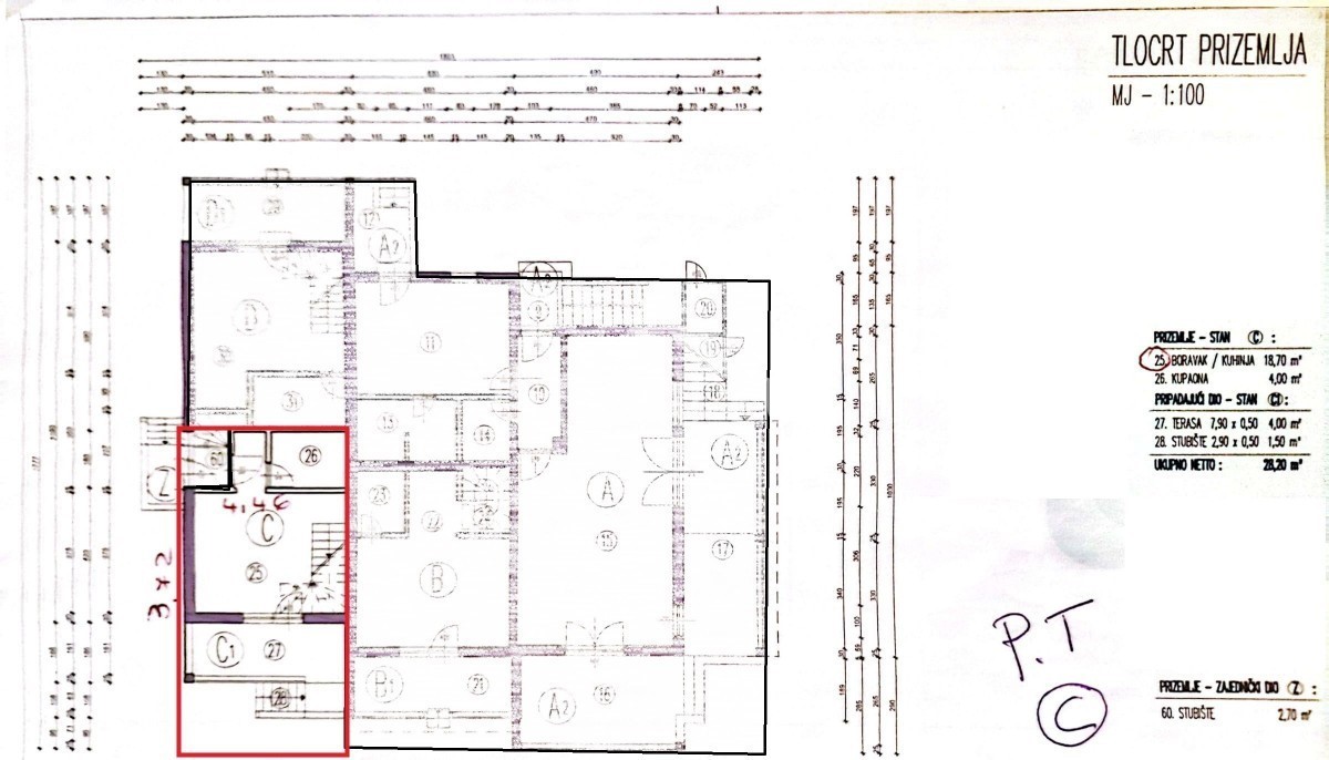 Opportunità! Appartamento su due piani (PT+1) con cortile, a 2 km dal mare!